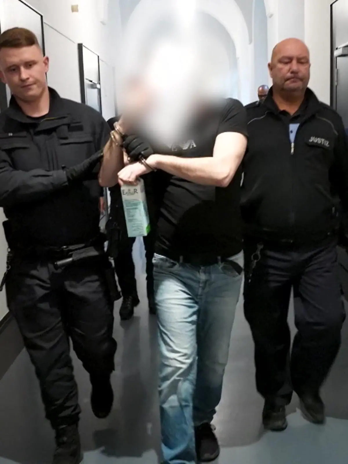 Bild zu: "Rottweiler als Waffe, Drogen gegen Sex! Dirk K. erneut vor Gericht"