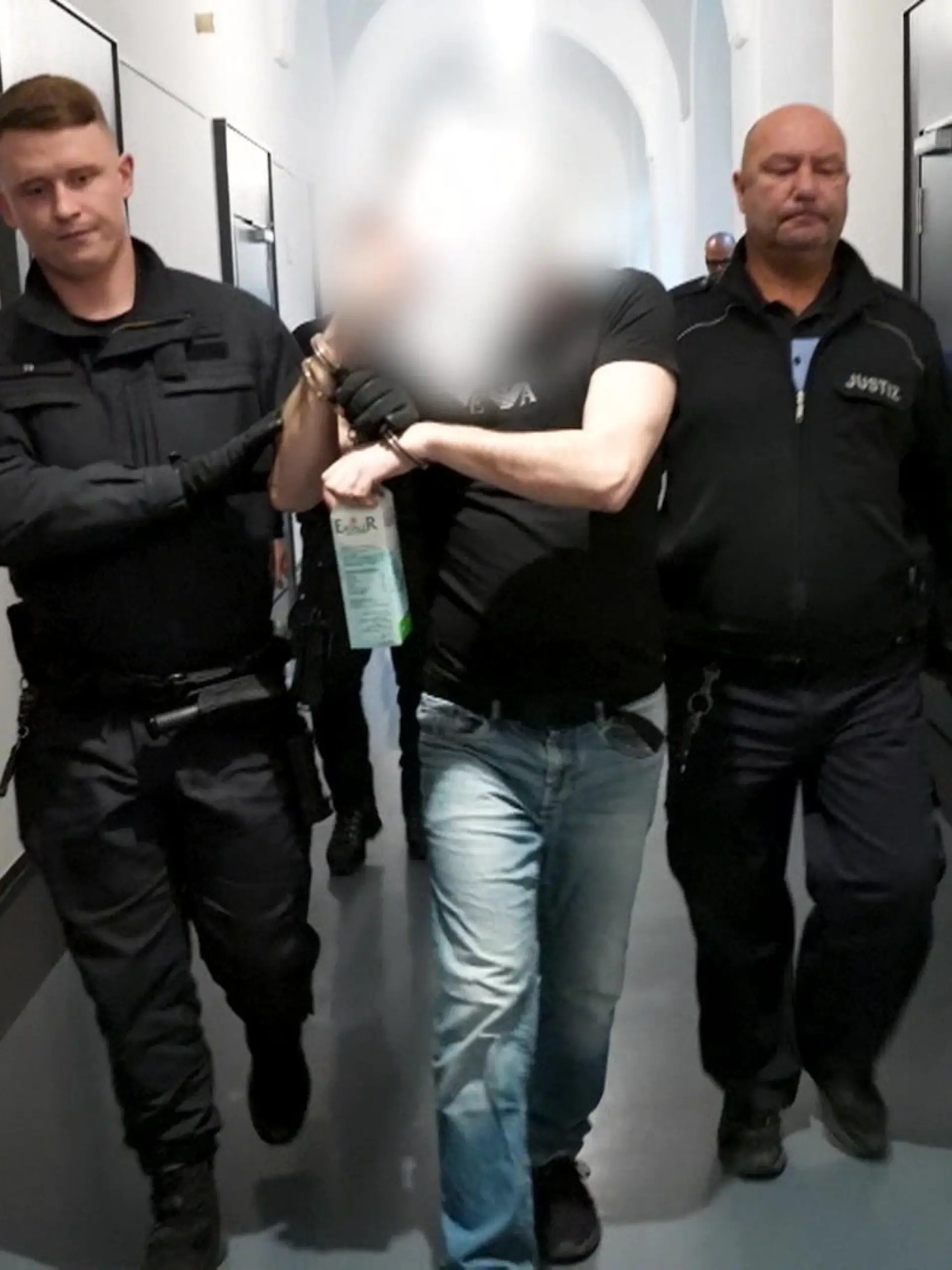 Bild zu: "Rottweiler als Waffe, Drogen gegen Sex! Dirk K. erneut vor Gericht"
