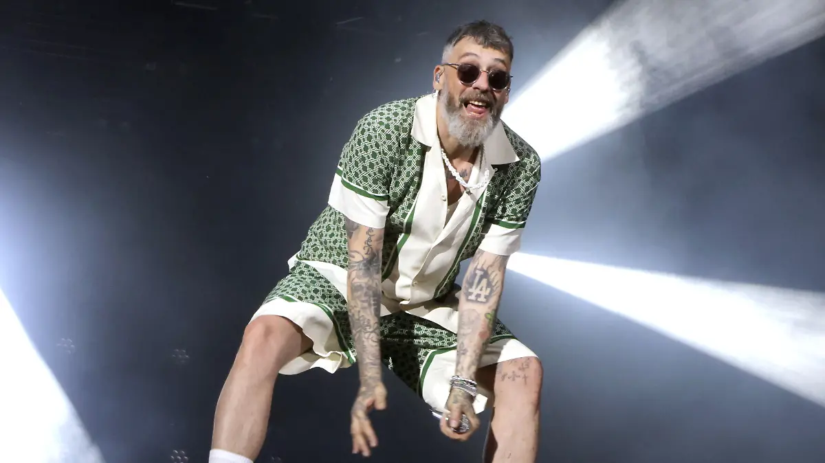 Sido steht bei einem Konzert auf der Bühne.