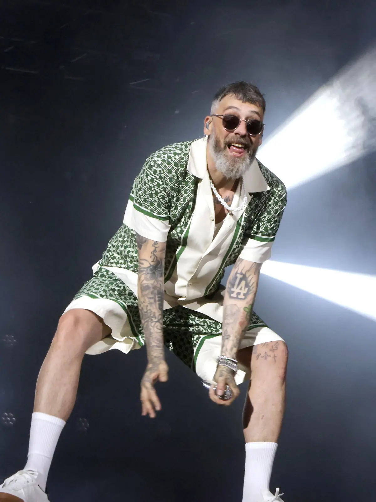 Sido steht bei einem Konzert auf der Bühne.