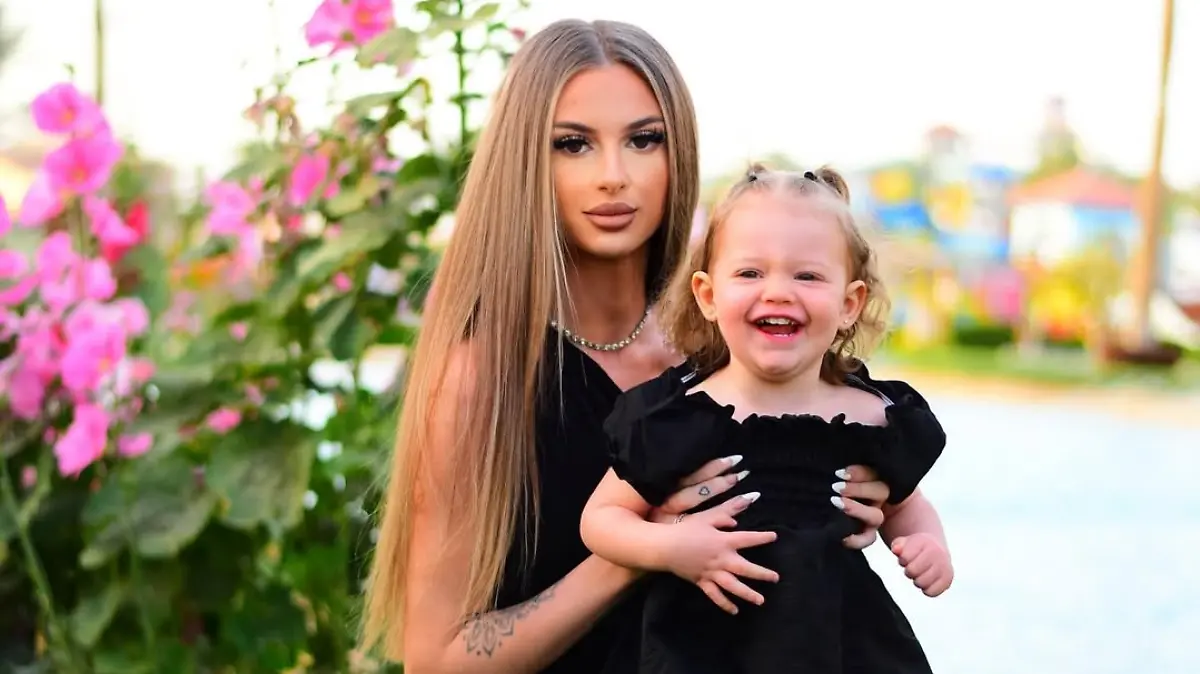 Eine Fremde versucht, die kleine Tochter von Anea Rodriguez Fawcett von der Rückbank eines Taxis zu reißen