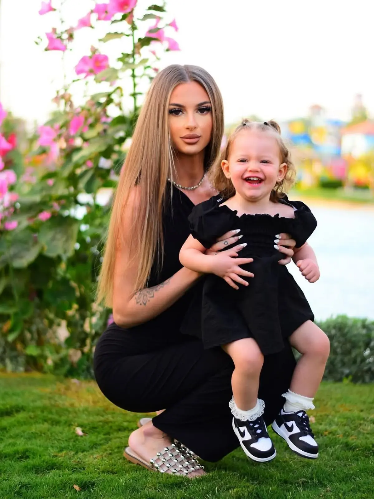 Eine Fremde versucht, die kleine Tochter von Anea Rodriguez Fawcett von der Rückbank eines Taxis zu reißen