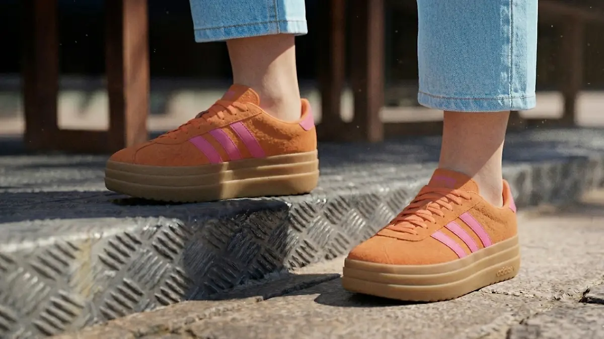 Ein Modell trägt die Adidas VL Court Bold Schuhe.