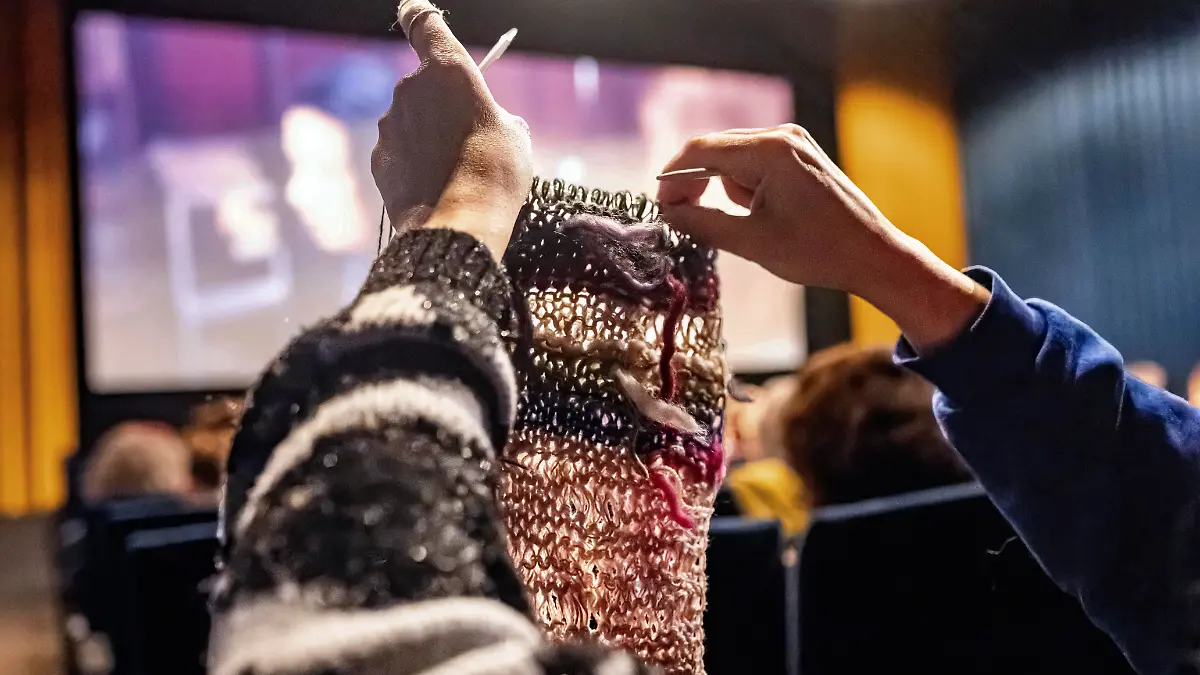 Stricken und Haekeln im Maschenkino im Kino Kinemathek in Karlsruhe (Foto vom 14.02.2026). Mit Nadeln, Garn und Freundinnen ins Kino: Unermuedlich klappern die Nadeln, als sich Mitte Februar 70 fast ausschliesslich weibliche Filmfans zum gemeinsamen Stricken, Haekeln und Filmgucken in der Karlsruher Kinemathek treffen. Weil Selbstgestricktes auch bei jungen Frauen beliebt ist, setzen immer mehr Kinos auf den Trend - auch in Muenchen, Frankfurt, Hamburg oder Berlin. (Siehe epd-Feature vom 23.02.2026)