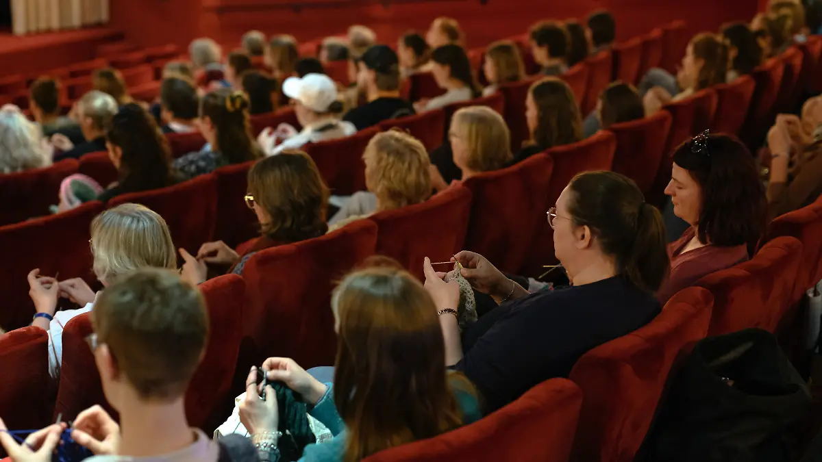 KinobesucherInnen stricken während einer Filmvorführung. Strickkino im Casablanca-Kino in Oldenburg nach skandinavischem Vorbild. (zu dpa: «Im Strickkino bleibt das Licht an») +++ dpa-Bildfunk +++