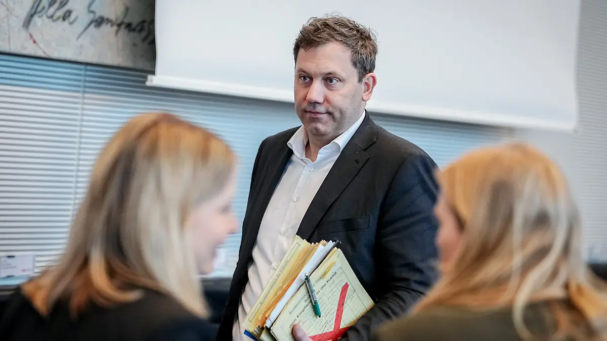 Lars Klingbeil (SPD), Bundesminister der Finanzen, Vizekanzler und SPD-Bundesvorsitzender, nimmt an der Sitzung seiner Bundestagsfraktionteil. +++ dpa-Bildfunk +++