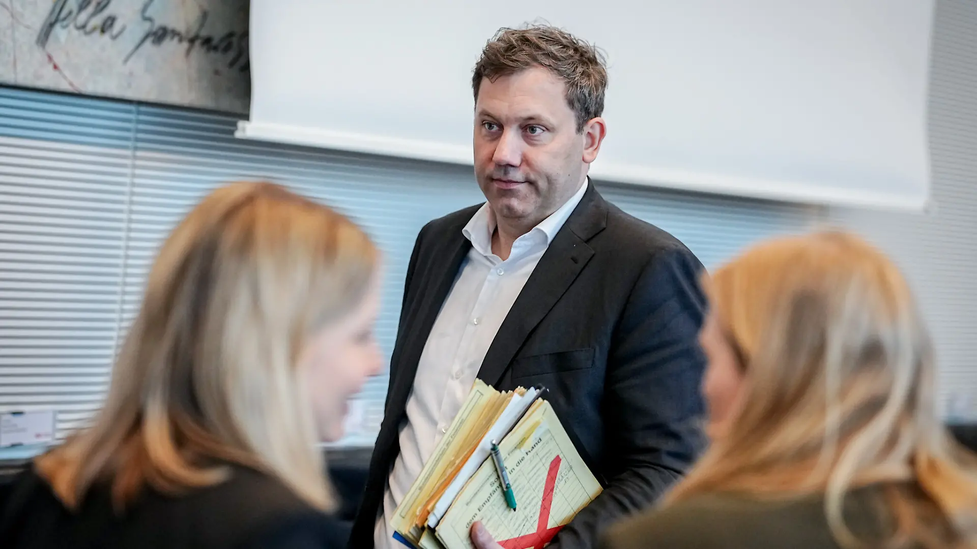 Lars Klingbeil (SPD), Bundesminister der Finanzen, Vizekanzler und SPD-Bundesvorsitzender, nimmt an der Sitzung seiner Bundestagsfraktionteil. +++ dpa-Bildfunk +++