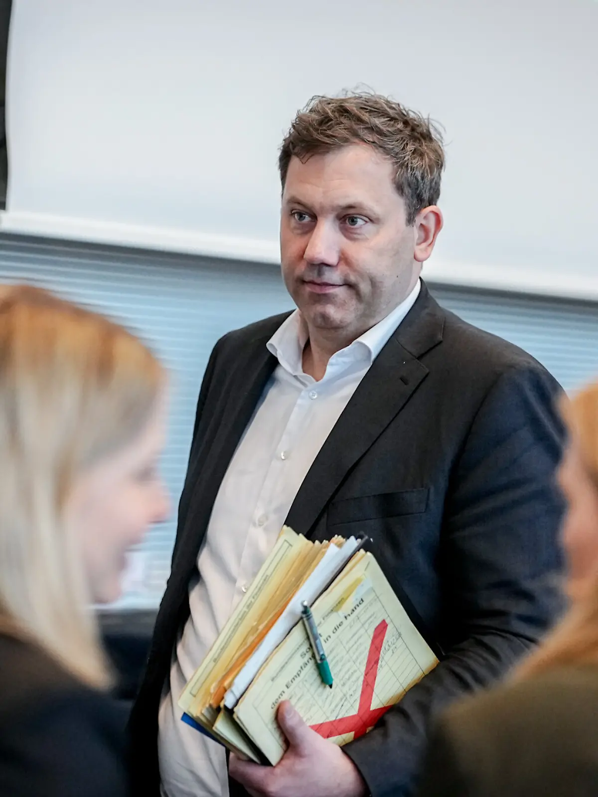 Lars Klingbeil (SPD), Bundesminister der Finanzen, Vizekanzler und SPD-Bundesvorsitzender, nimmt an der Sitzung seiner Bundestagsfraktionteil. +++ dpa-Bildfunk +++