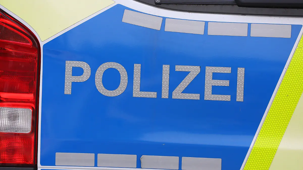 Ein Polizeiauto steht in der Hamburger Innenstadt.