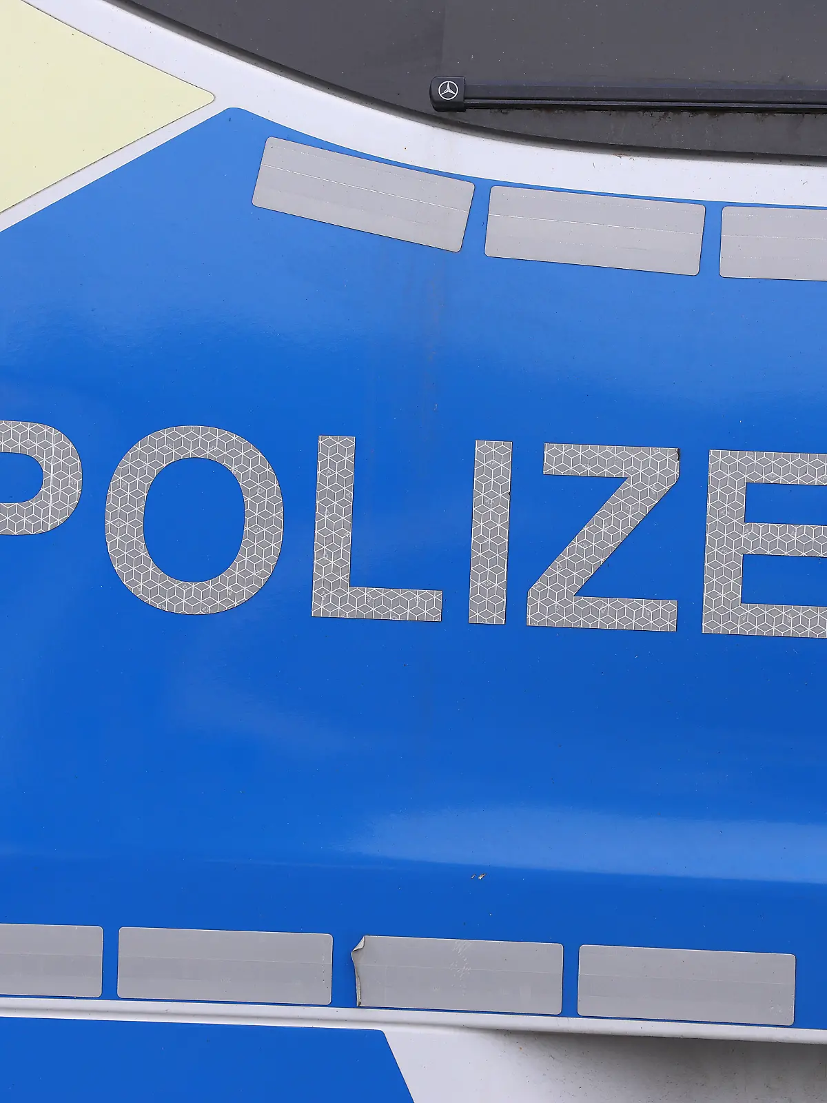 Ein Polizeiauto steht in der Hamburger Innenstadt.