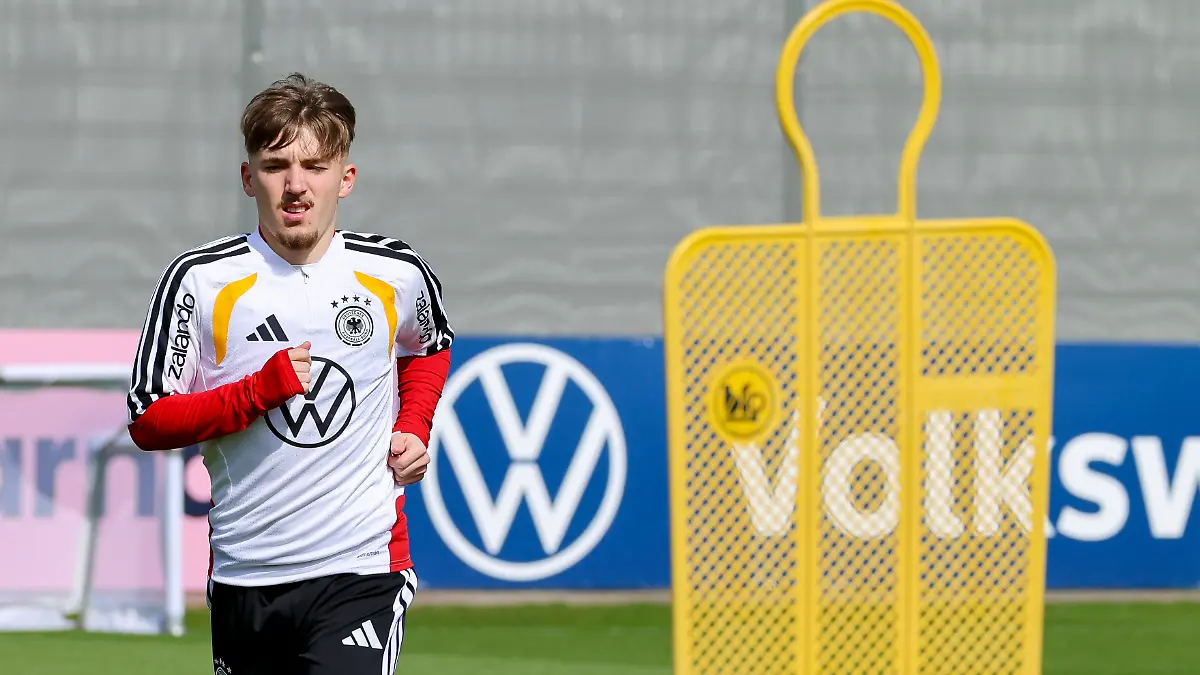 Lennart Karl Germany schaut, , Training der deutschen Fussball Nationalmannschaft, Home Ground am 24. March 2026 in Herzogenaurach, Deutschland. Foto von Marco Steinbrenner/DeFodi Images Lennart Karl Germany looks on, , Training der deutschen Fussball Nationalmannschaft, Home Ground, March 24, 2026 in Herzogenaurach, Germany. Photo by Marco Steinbrenner/DeFodi Images - *** Lennart Karl Germany looks on, , Training of the German national soccer team, Home Ground on March 24, 2026 in Herzogenaurach, Germany Photo by Marco Steinbrenner DeFodi Images Lennart Karl Germany looks on, , Training of the German national soccer team, Home Ground, March 24, 2026 in Herzogenaurach, Germany Photo by Marco Steinbrenner DeFodi Images