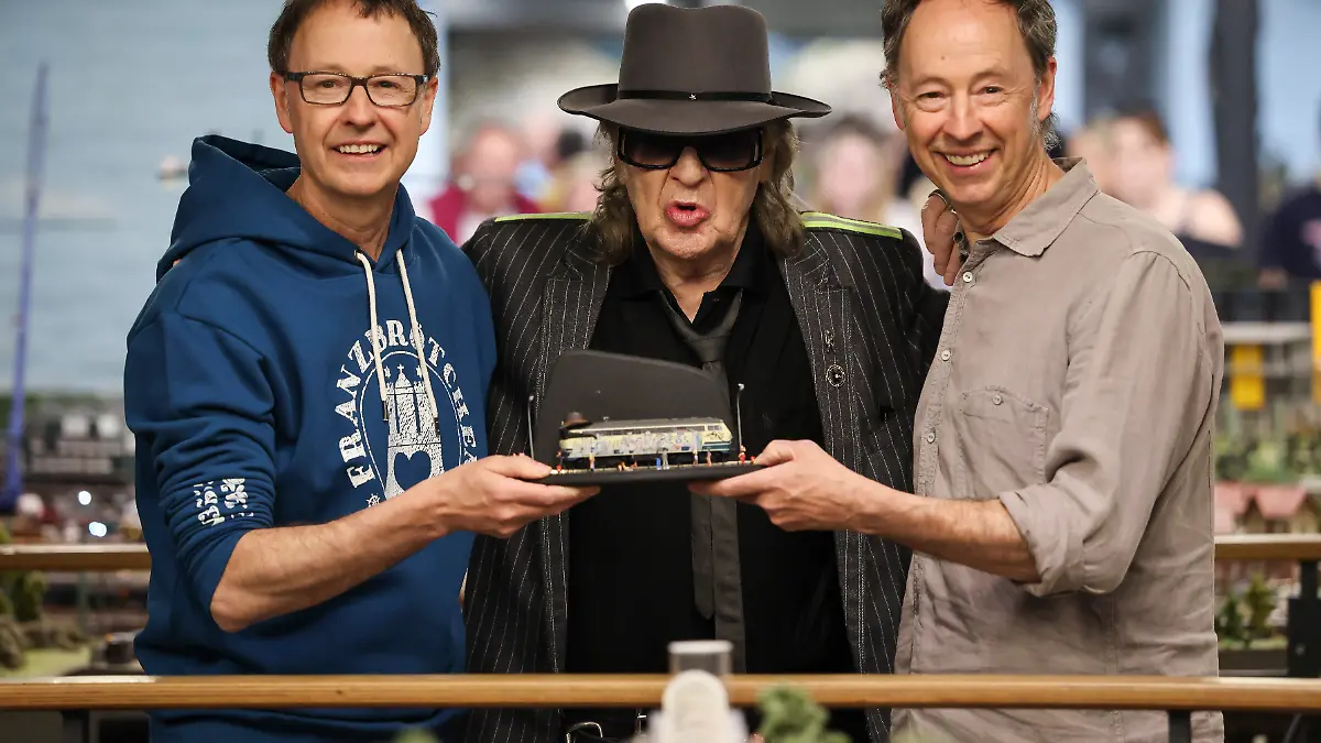 Musiker Udo Lindenberg (M) eröffnet den Miniatur-Zug «Panik-Express» bei einem Pressetermin im Miniatur Wunderland. Neben ihm stehen Wunderland-Gründer Frederik (l) und Gerrit Braun.