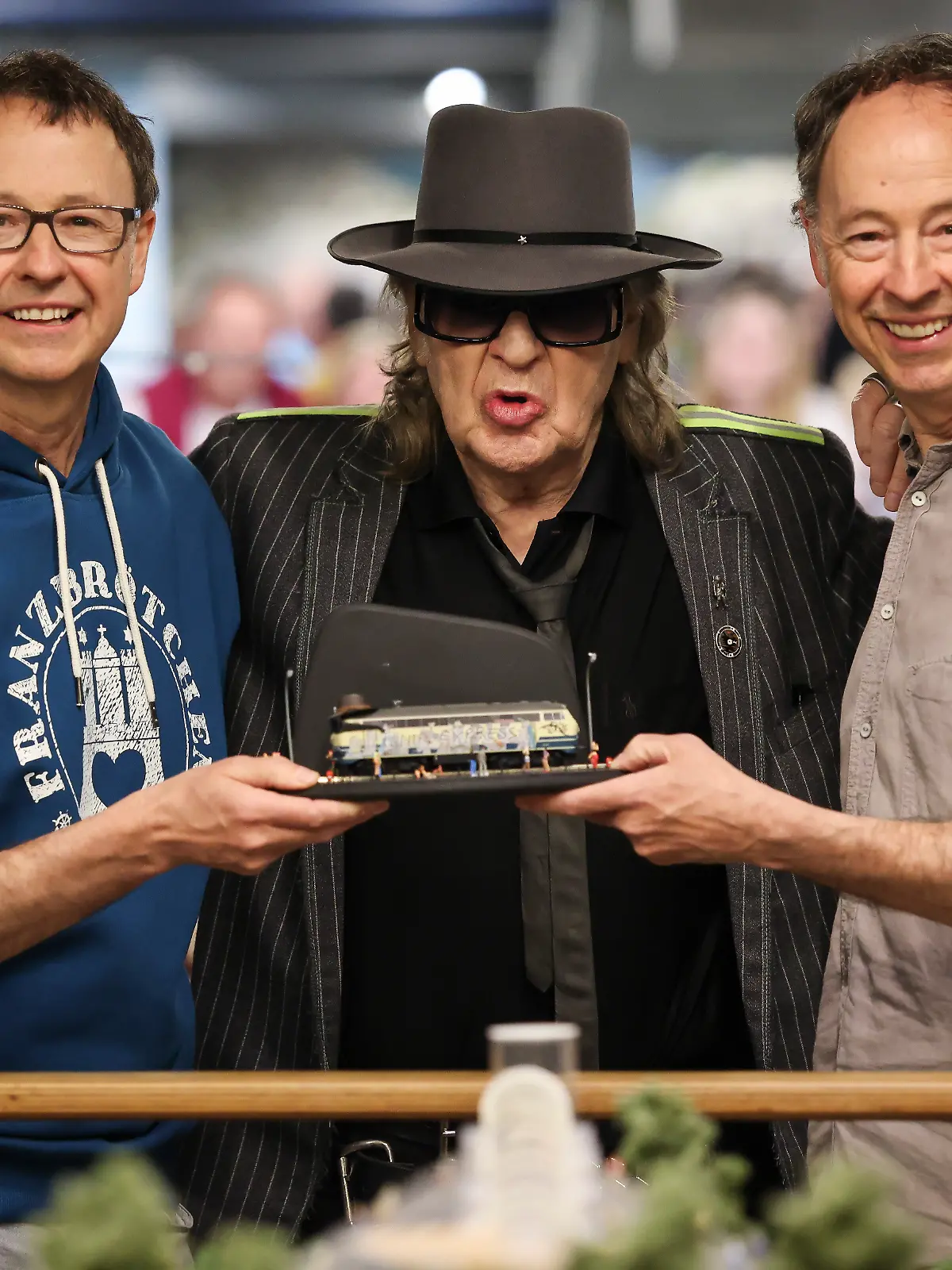 Musiker Udo Lindenberg (M) eröffnet den Miniatur-Zug «Panik-Express» bei einem Pressetermin im Miniatur Wunderland. Neben ihm stehen Wunderland-Gründer Frederik (l) und Gerrit Braun.