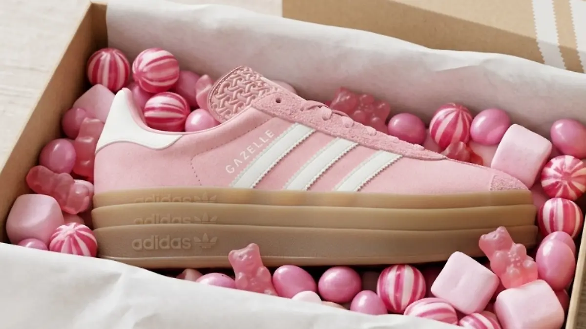 Der Adidas Gazelle Gazelle Bold liegt mit Bonbons in einem Schuhkarton.