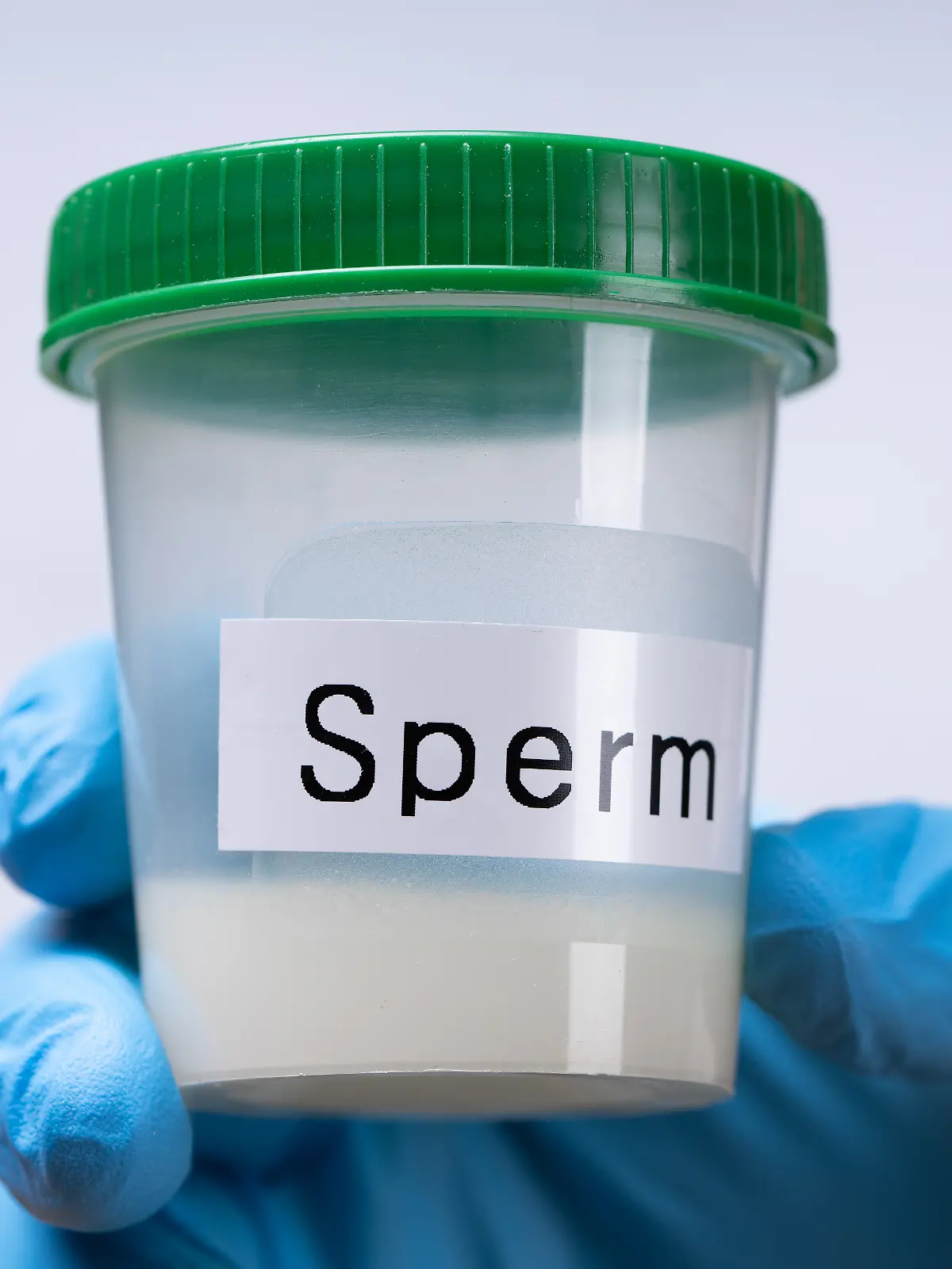 Doctor Holding Sperm Donor Container, 22.02.2020 20:06:58, Copyright: xAndreyPopovx Panthermedia28153001