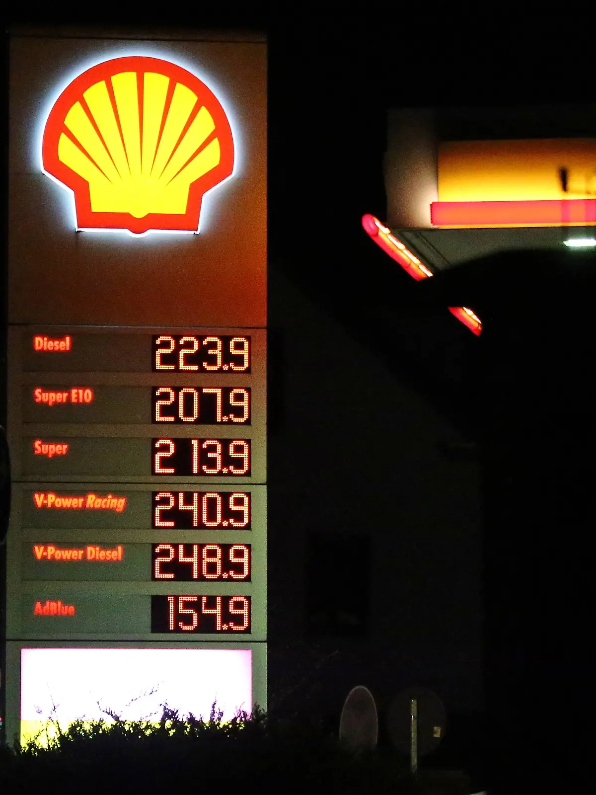 Wirtschaft, Shell Tankstelle 24.03.2026, Wirtschaft v.l. Symbolfoto, Symbolbild, Preistafel, Benzinpreise Dieselpreise, SperPlus Preise, Super E10 Preise, Tanken, Spritpreise, Spritbremse, Logo, Unternehmnslogo, Schriftzug, Emblem, Zapfsäulen, Zapfautomat, Shell Tankstelle Provinzialstraße 83, 44388 Dortmund Dortmund Shell Tankstelle Nordrhein-Westfalen Deutschland DEU *** Economy, Shell petrol station 24 03 2026, Economy v l symbol photo, symbol image, price board, petrol prices diesel prices, SperPlus prices, Super E10 prices, refueling, fuel prices, fuel brake, logo, company logo, lettering, emblem, fuel pumps, fuel dispenser, Shell petrol station Provinzialstraße 83, 44388 Dortmund Dortmund Shell petrol station North Rhine-Westpha Copyright: xStevenxMohrx