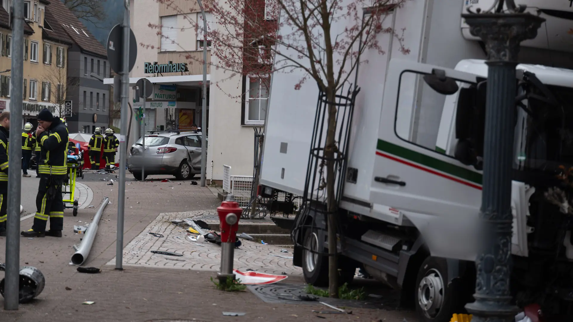 Rettungskräfte sind nach einem schweren Unfall mit zwei Toten im Einsatz. Eine Mutter und ihr Kind sind bei einem Verkehrsunfall in Schramberg im Landkreis Rottweil (Baden-Württemberg) von einem Lastwagen erfasst worden und ums Leben gekommen. «Mutmaßlich aufgrund medizinischer Ursache» habe der Fahrer die Kontrolle über den Lkw verloren, woraufhin dieser «über mehrere geparkte Autos und den Gehweg hinweg gegen eine Hauswand» geprallt sei, teilte die Polizei mit. +++ dpa-Bildfunk +++