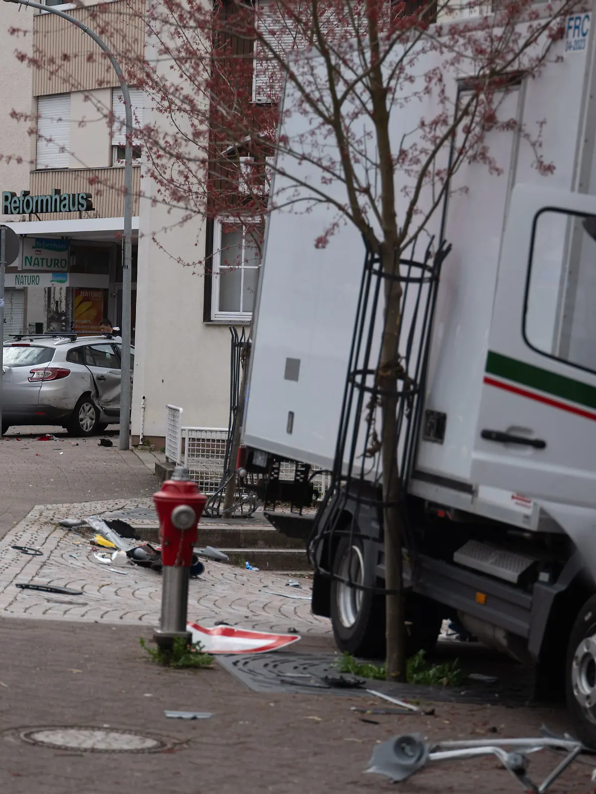 Rettungskräfte sind nach einem schweren Unfall mit zwei Toten im Einsatz. Eine Mutter und ihr Kind sind bei einem Verkehrsunfall in Schramberg im Landkreis Rottweil (Baden-Württemberg) von einem Lastwagen erfasst worden und ums Leben gekommen. «Mutmaßlich aufgrund medizinischer Ursache» habe der Fahrer die Kontrolle über den Lkw verloren, woraufhin dieser «über mehrere geparkte Autos und den Gehweg hinweg gegen eine Hauswand» geprallt sei, teilte die Polizei mit. +++ dpa-Bildfunk +++