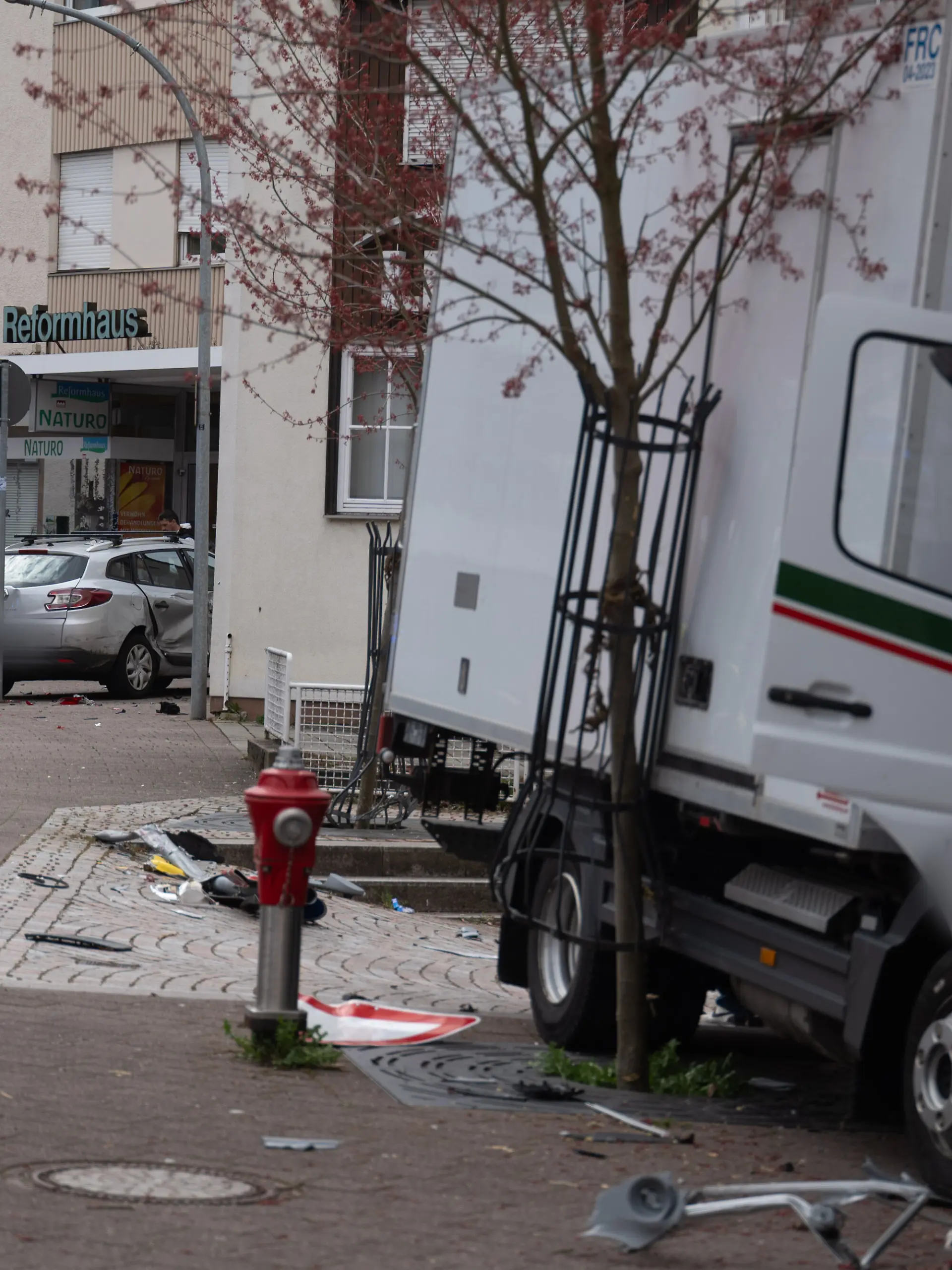 Rettungskräfte sind nach einem schweren Unfall mit zwei Toten im Einsatz. Eine Mutter und ihr Kind sind bei einem Verkehrsunfall in Schramberg im Landkreis Rottweil (Baden-Württemberg) von einem Lastwagen erfasst worden und ums Leben gekommen. «Mutmaßlich aufgrund medizinischer Ursache» habe der Fahrer die Kontrolle über den Lkw verloren, woraufhin dieser «über mehrere geparkte Autos und den Gehweg hinweg gegen eine Hauswand» geprallt sei, teilte die Polizei mit. +++ dpa-Bildfunk +++