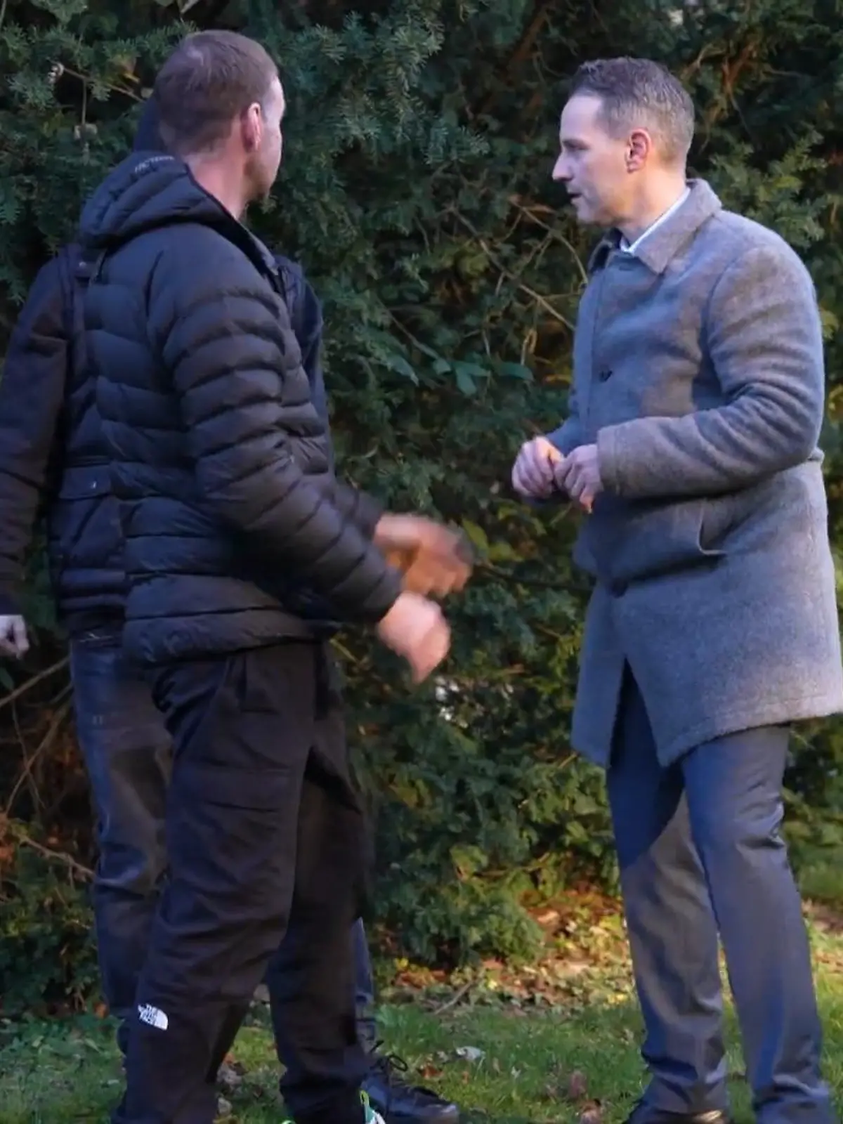 Bild zu: "Aus Stunt wird Realität! In dieser Szene hat sich AWZ-Marc Dumitru verletzt "