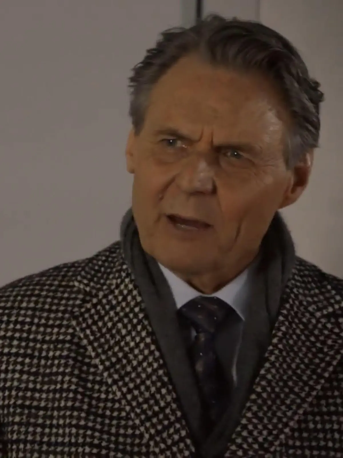 Jo kann nicht glauben, was Carlos ihm da sagt. 