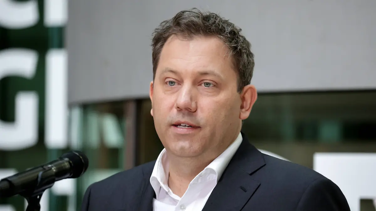 Lars Klingbeil (SPD) spricht am Mikrofon.