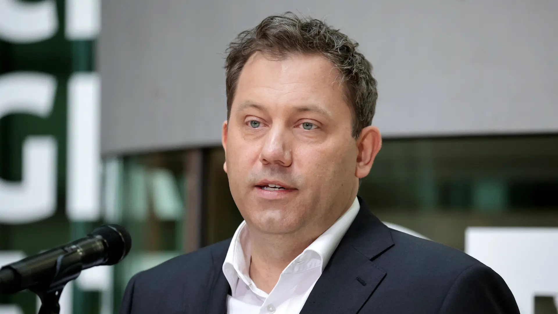 Lars Klingbeil (SPD) spricht am Mikrofon.