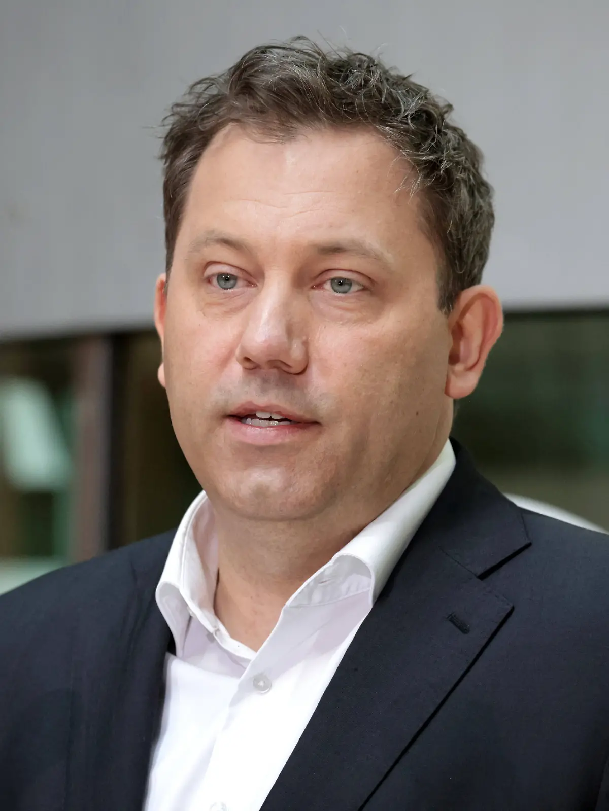 Lars Klingbeil (SPD) spricht am Mikrofon.