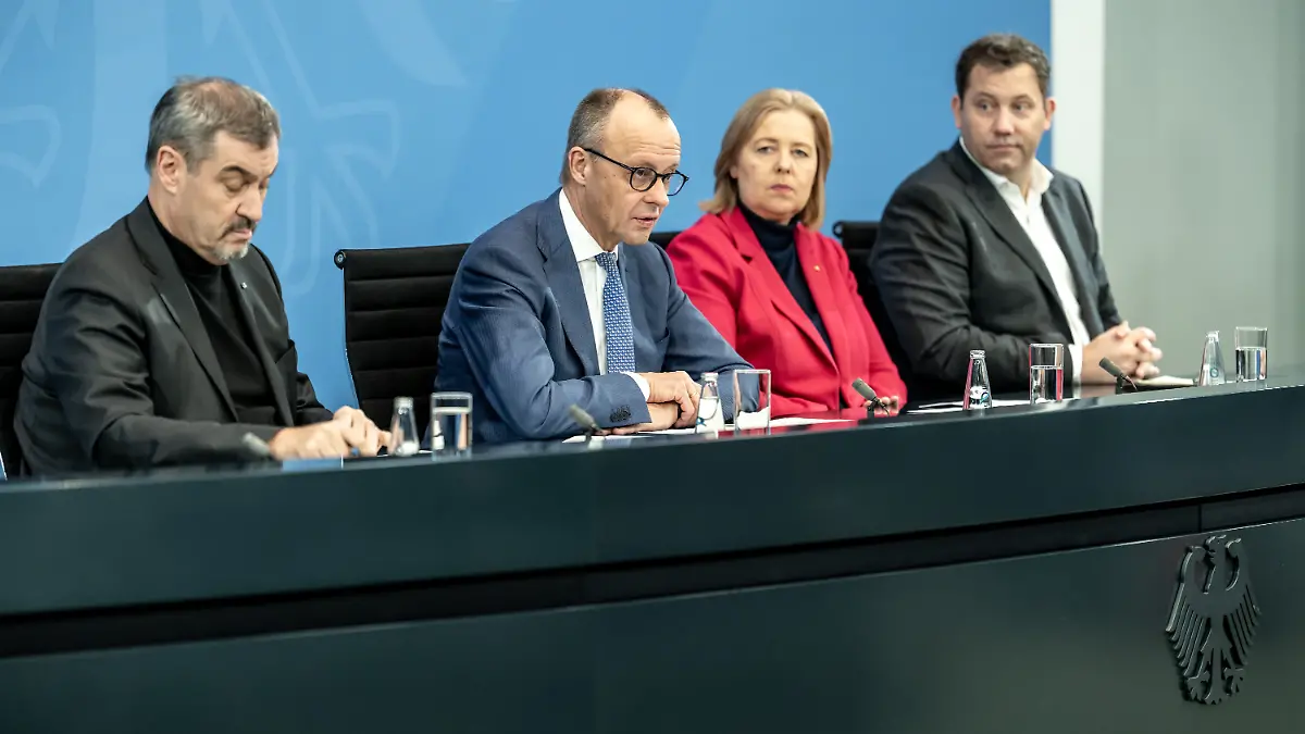 Bundeskanzler Friedrich Merz (2.v.l., CDU), Lars Klingbeil (r, SPD), Bundesminister der Finanzen, Bärbel Bas (SPD), Bundesministerin für Arbeit und Soziales, und Markus Söder (CSU), Ministerpräsident von Bayern und CSU-Vorsitzender nehmen an der Presseunterrichtung zu den Ergebnissen der Beratungen nach dem Koalitionsausschuss im Kanzleramt teil.