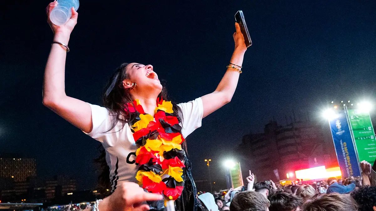 Gemeinsam mitfiebern und feiern bis in die Morgenstunden - das wird für viele Fans auch bei der diesjährigen Fußball-WM auf dem Plan stehen. (Archivbild)