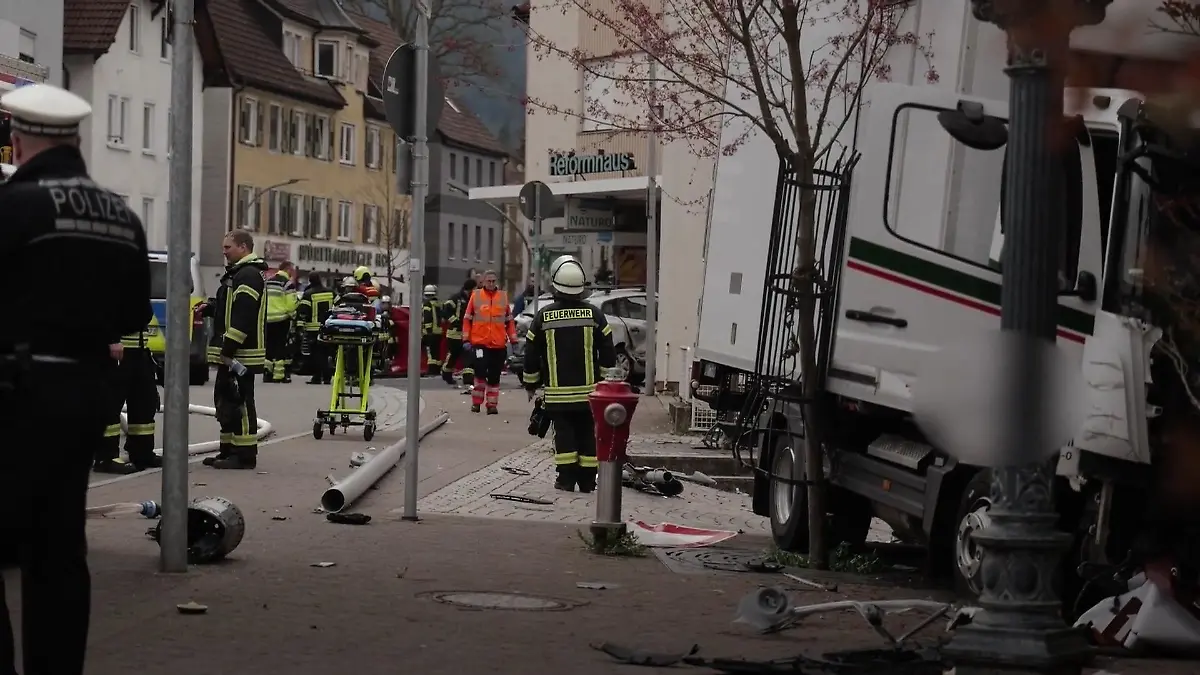 Lastwagen erfasst Mutter und Sohn – beide tot Drama in Baden-Württemberg