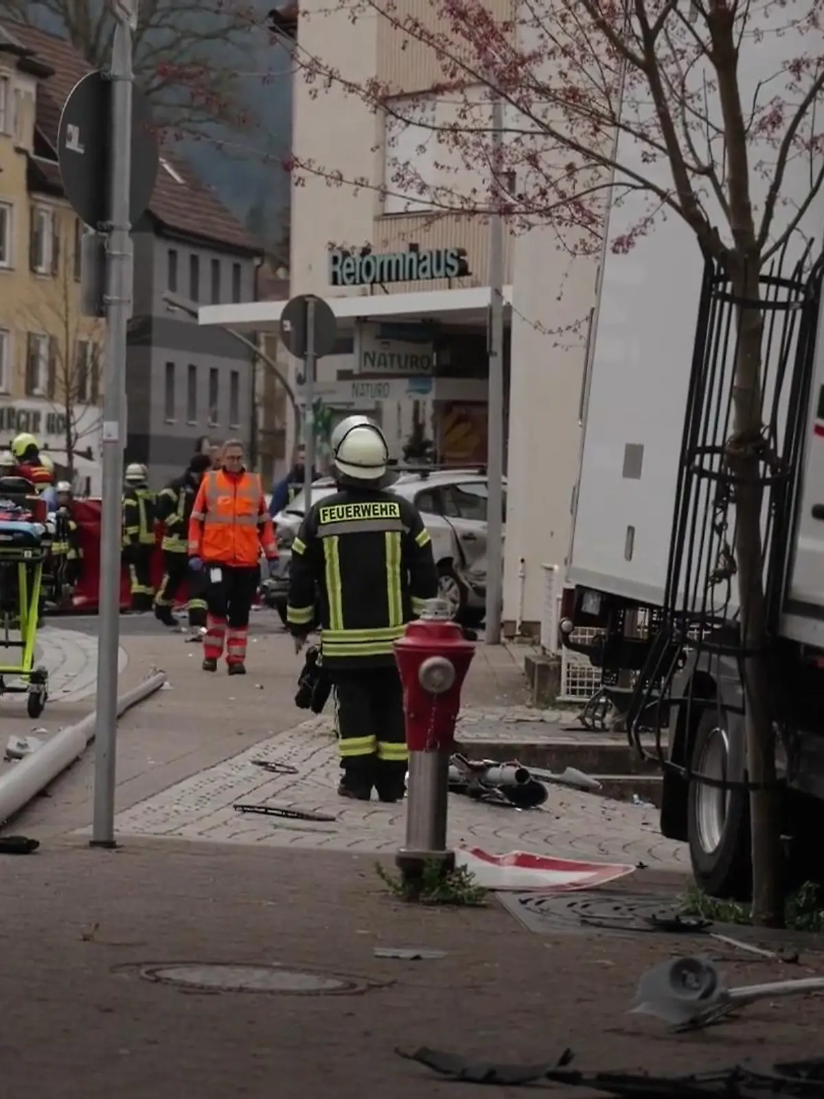 Bild zu: "Lastwagen erfasst Mutter und Sohn – beide tot"