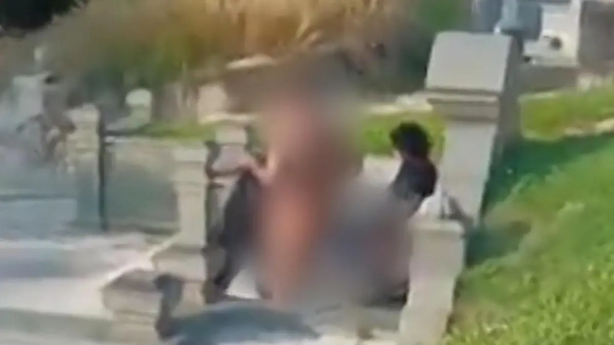 Sex-Abenteuer mit Folgen! Paar treibt’s auf Friedhof – schon wieder! „Ihr verschmutzt diesen Ort"