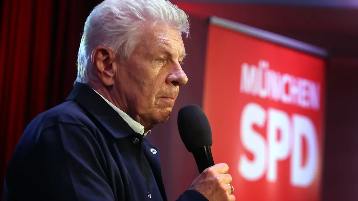 22.03.2026, Bayern, München: Dieter Reiter (SPD), Oberbürgermeister von München, steht bei der Wahlparty der SPD zur Stichwahl um das Oberbürgermeisteramt auf der Bühne. Münchens SPD-Oberbürgermeister Dieter Reiter hat im Rennen um die Rathausspitze eine Niederlage gegen Grünen-Kandidat D. Krause eingestanden. Foto: Karl-Josef Hildenbrand/dpa +++ dpa-Bildfunk +++