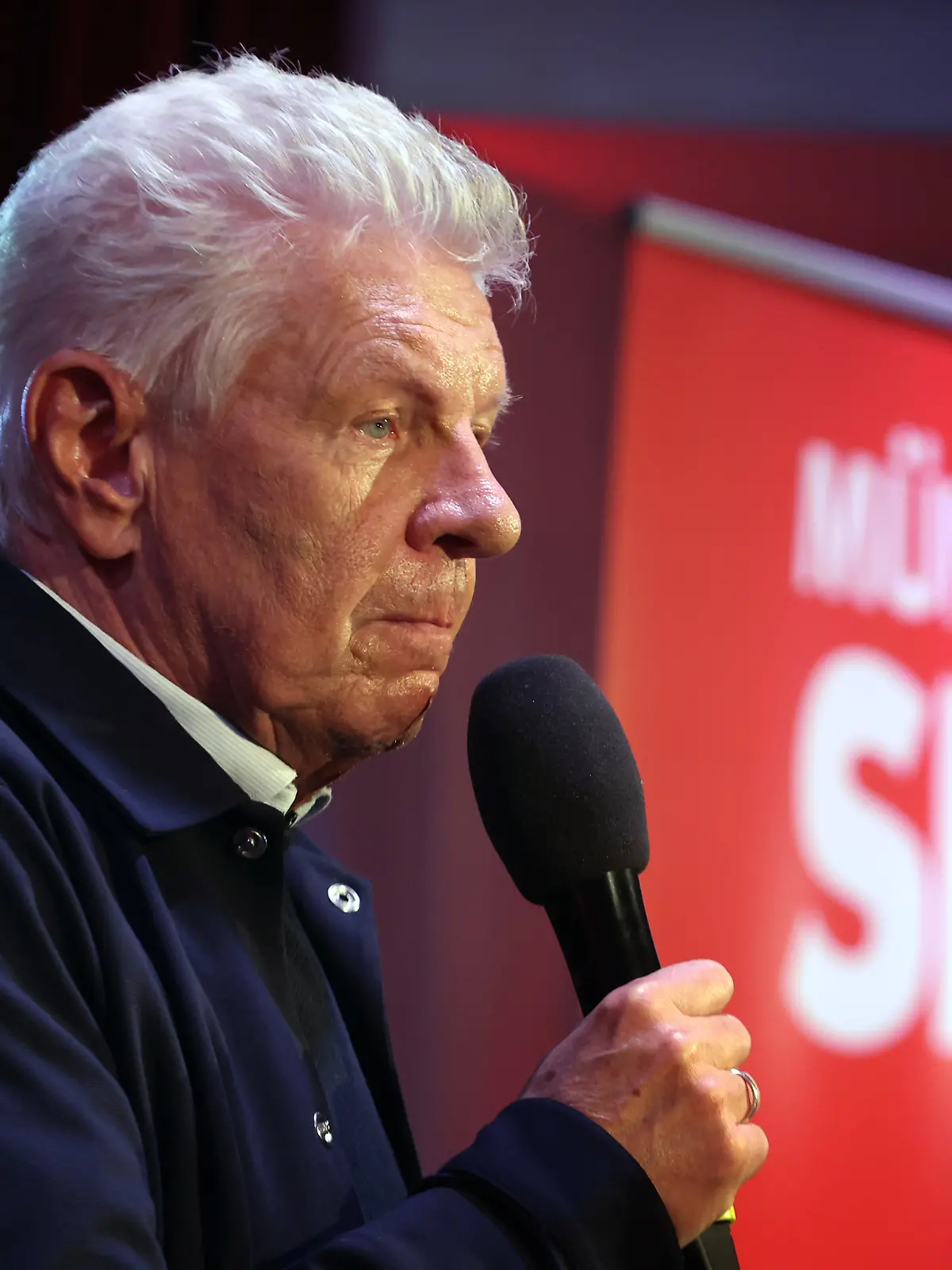 22.03.2026, Bayern, München: Dieter Reiter (SPD), Oberbürgermeister von München, steht bei der Wahlparty der SPD zur Stichwahl um das Oberbürgermeisteramt auf der Bühne. Münchens SPD-Oberbürgermeister Dieter Reiter hat im Rennen um die Rathausspitze eine Niederlage gegen Grünen-Kandidat D. Krause eingestanden. Foto: Karl-Josef Hildenbrand/dpa +++ dpa-Bildfunk +++