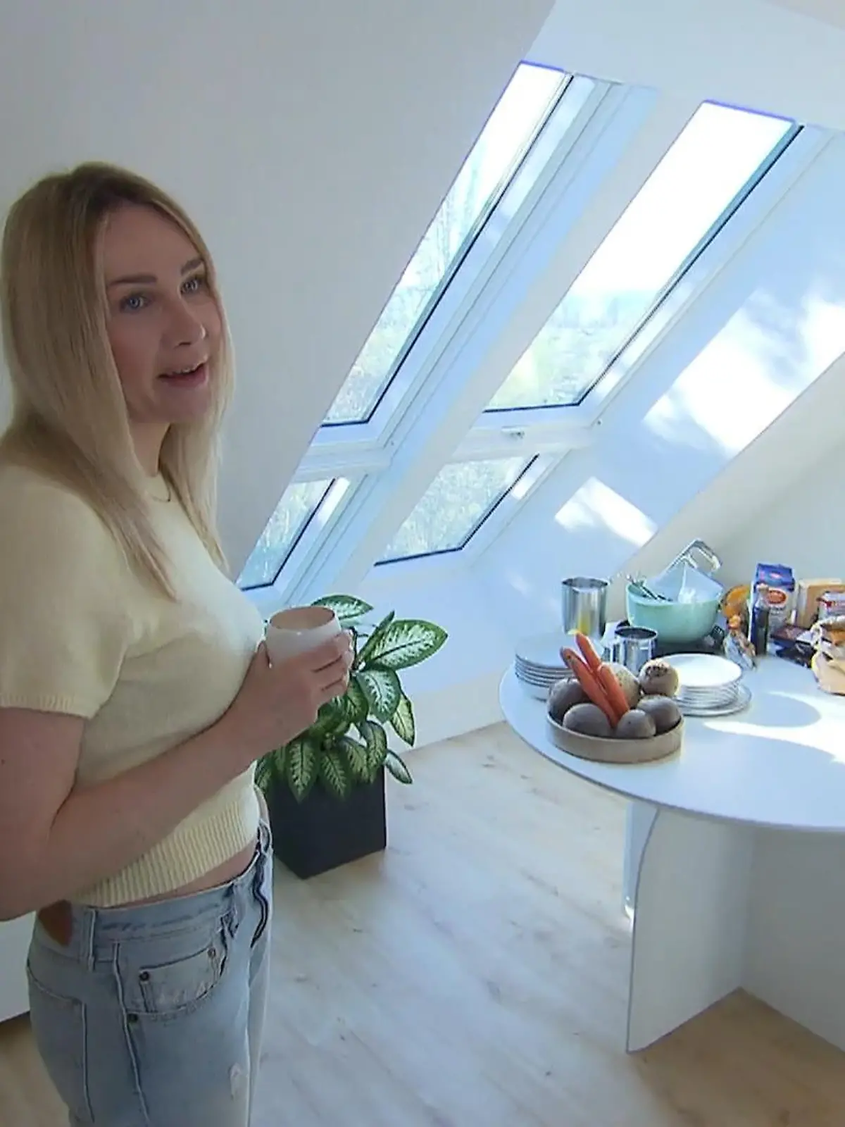 Bild zu: "Fürs Dinner musste Christin ihr komplettes Wohnzimmer ausräumen"