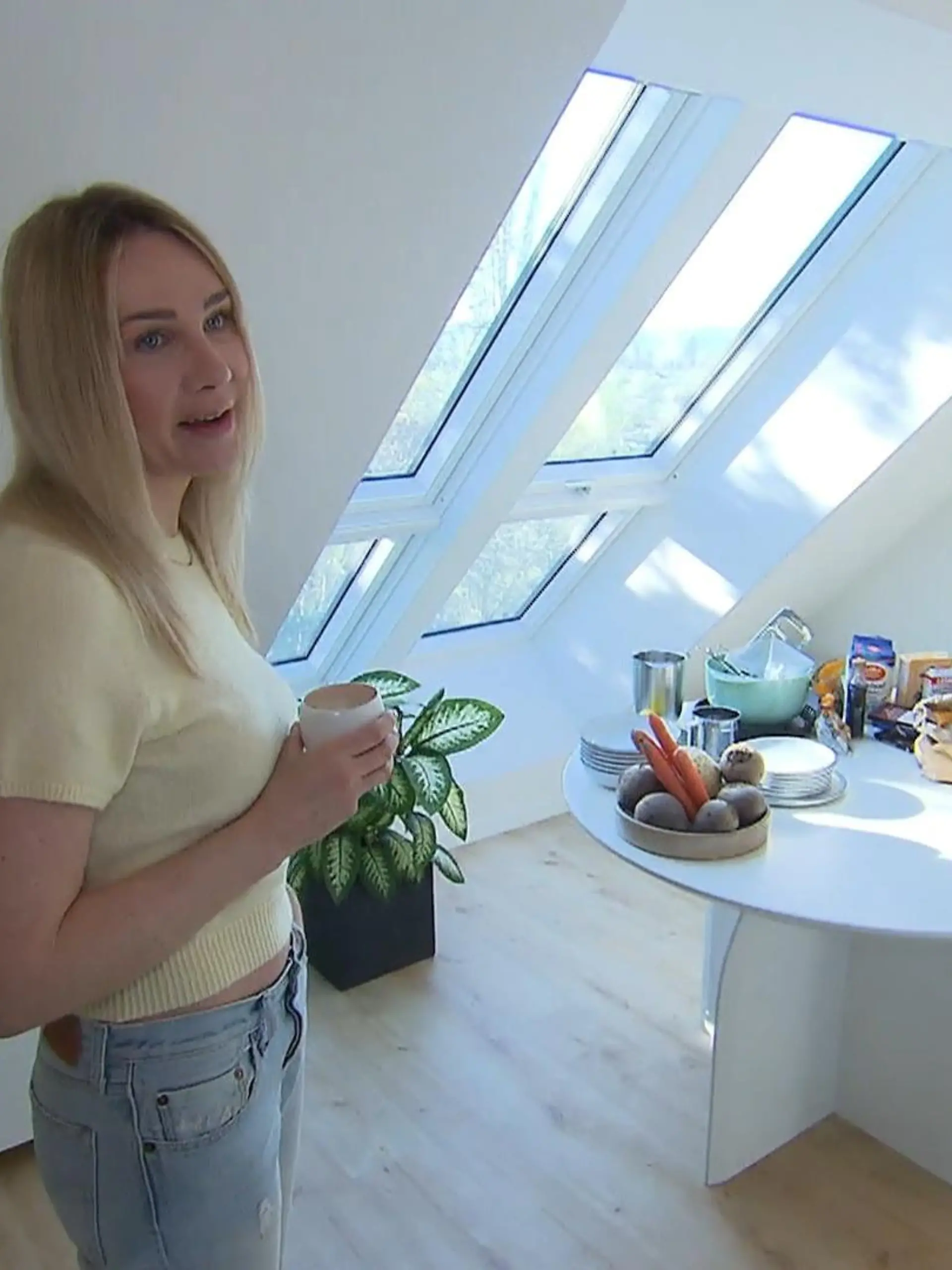 Bild zu: "Fürs Dinner musste Christin ihr komplettes Wohnzimmer ausräumen"