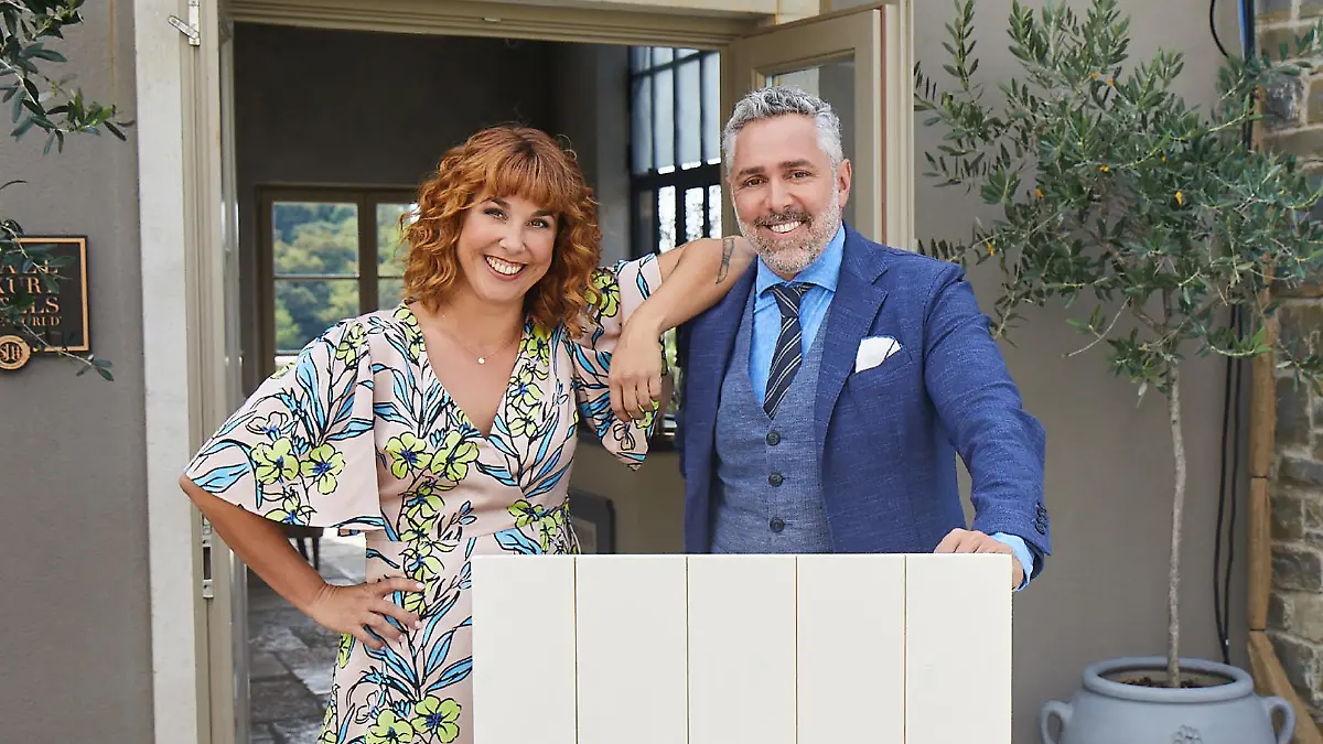 Rezeptionistin Aline und Gastgeber Roland Trettl