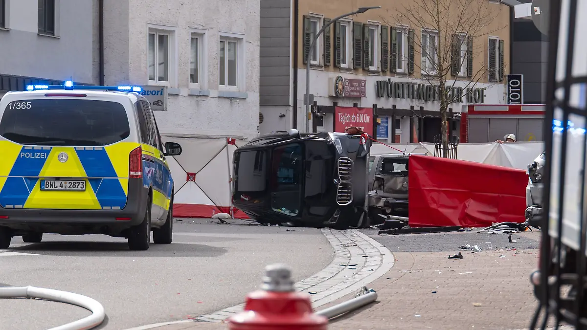 Bild zu: "Lastwagen in Schramberg erfasst Mutter (29) und Kind (3) – beide tot"