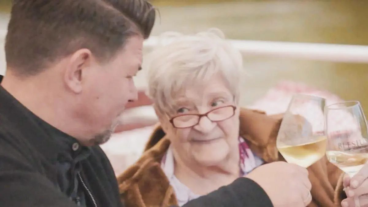 Herbstresidenz – Ein Jahr danach: Tim Mälzer und Seniorin Ute Westhoff stoßen auf einem Moselschiff mit einem Glas Wein an