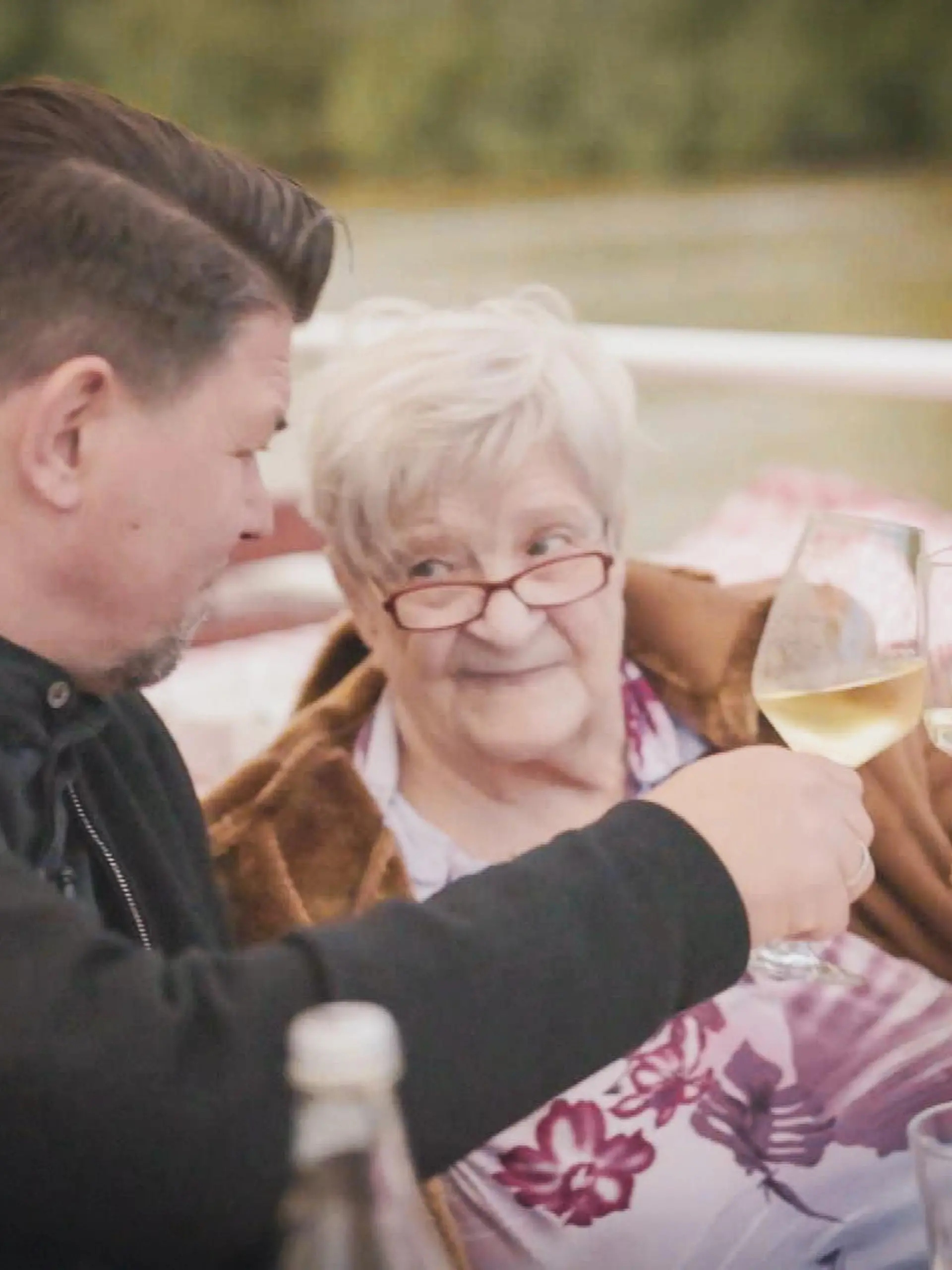 Herbstresidenz – Ein Jahr danach: Tim Mälzer und Seniorin Ute Westhoff stoßen auf einem Moselschiff mit einem Glas Wein an