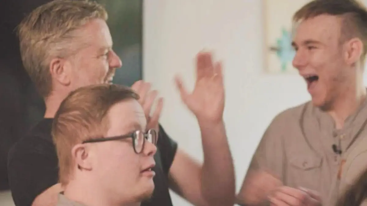 Herbstresidenz – Ein Jahr danach: Schauspieler André Dietz fröhlich mit zwei Azubis beim Generationenprojekt