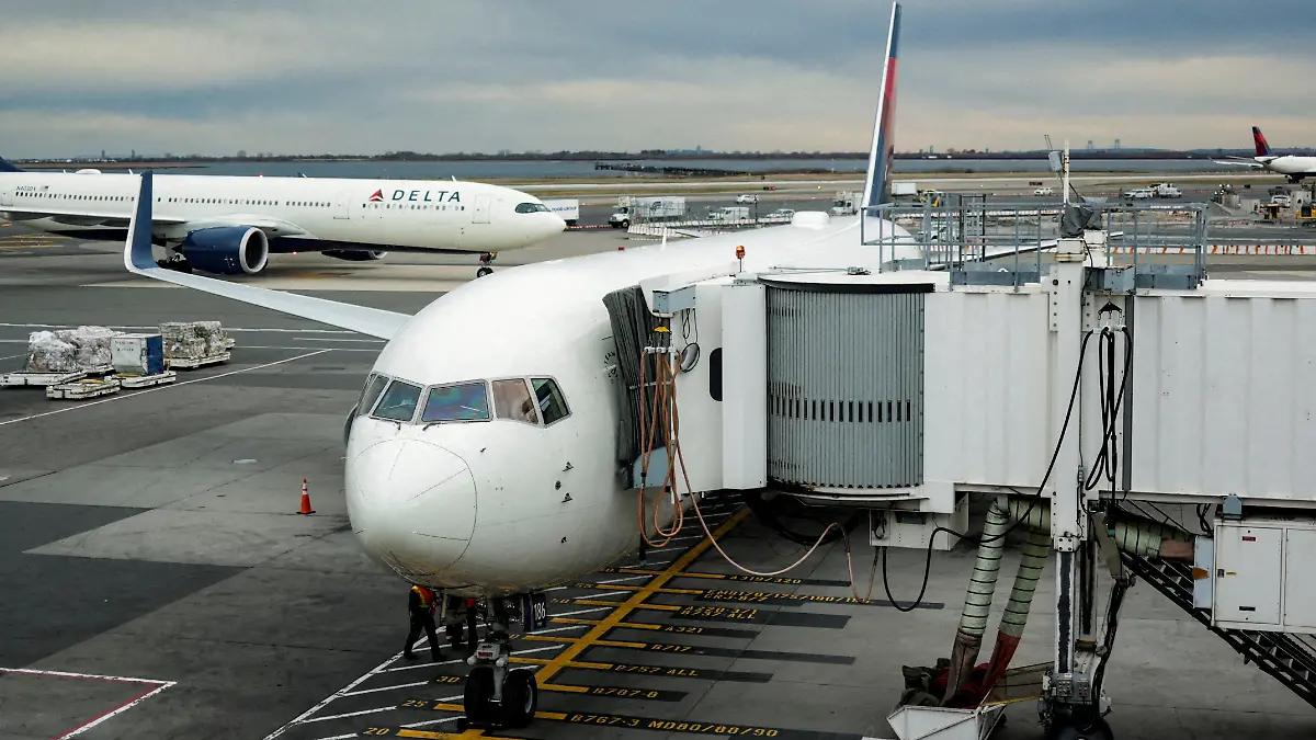 Flugzeuge stehen auf einem Rollfeld.