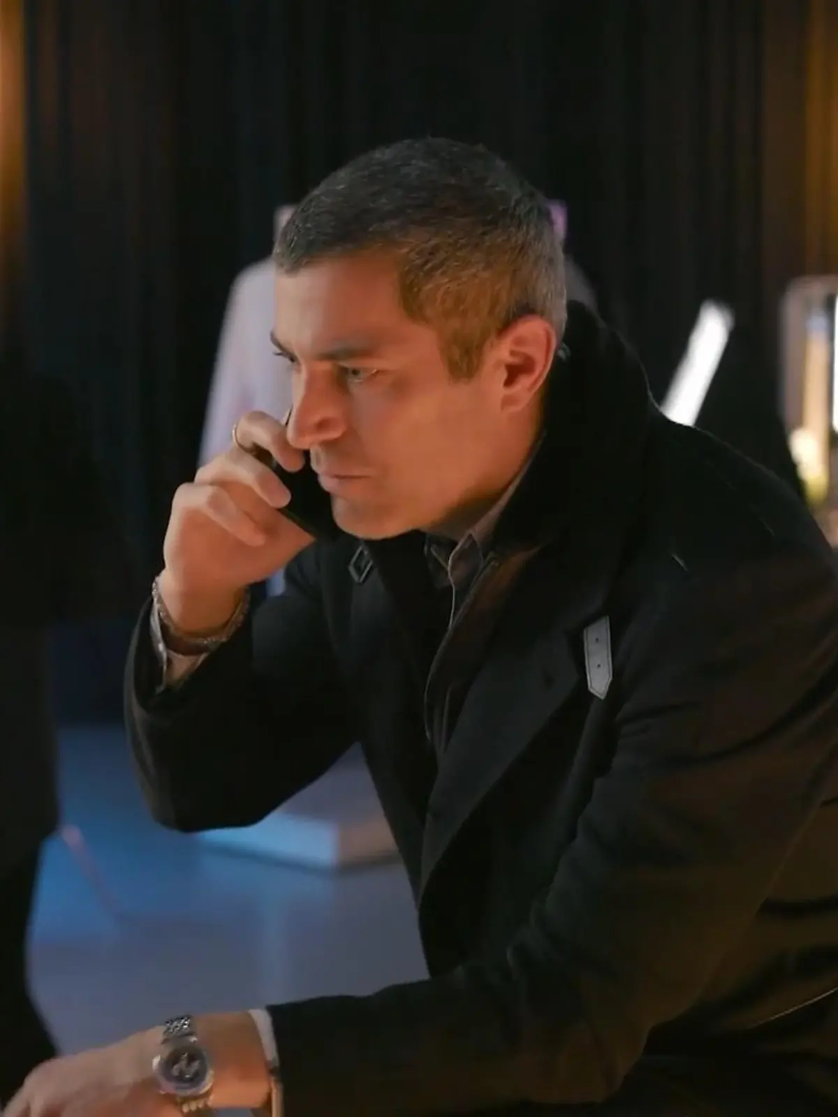 Bild zu: "Dragan steht bei einem Fotoshooting ohne Model da"