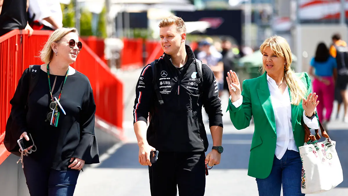 Sport Bilder des Tages Formula 1 2023: Azerbaijan GP BAKU CITY CIRCUIT, AZERBAIJAN - APRIL 27: Mick Schumacher, Reserve Driver, Mercedes-AMG during the Azerbaijan GP at Baku City Circuit on Thursday April 27, 2023 in Baku, Azerbaijan. Photo by Andy Hone / LAT Images Images PUBLICATIONxINxGERxSUIxAUTxHUNxONLY GP2304_032755_ONZ9025