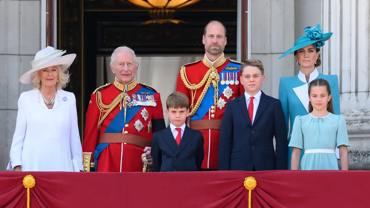 Königin Camilla, König Charles, Prinz Louis, Prinz William, Prinz George, Prinzessin Kate und Prinzessin Charlotte