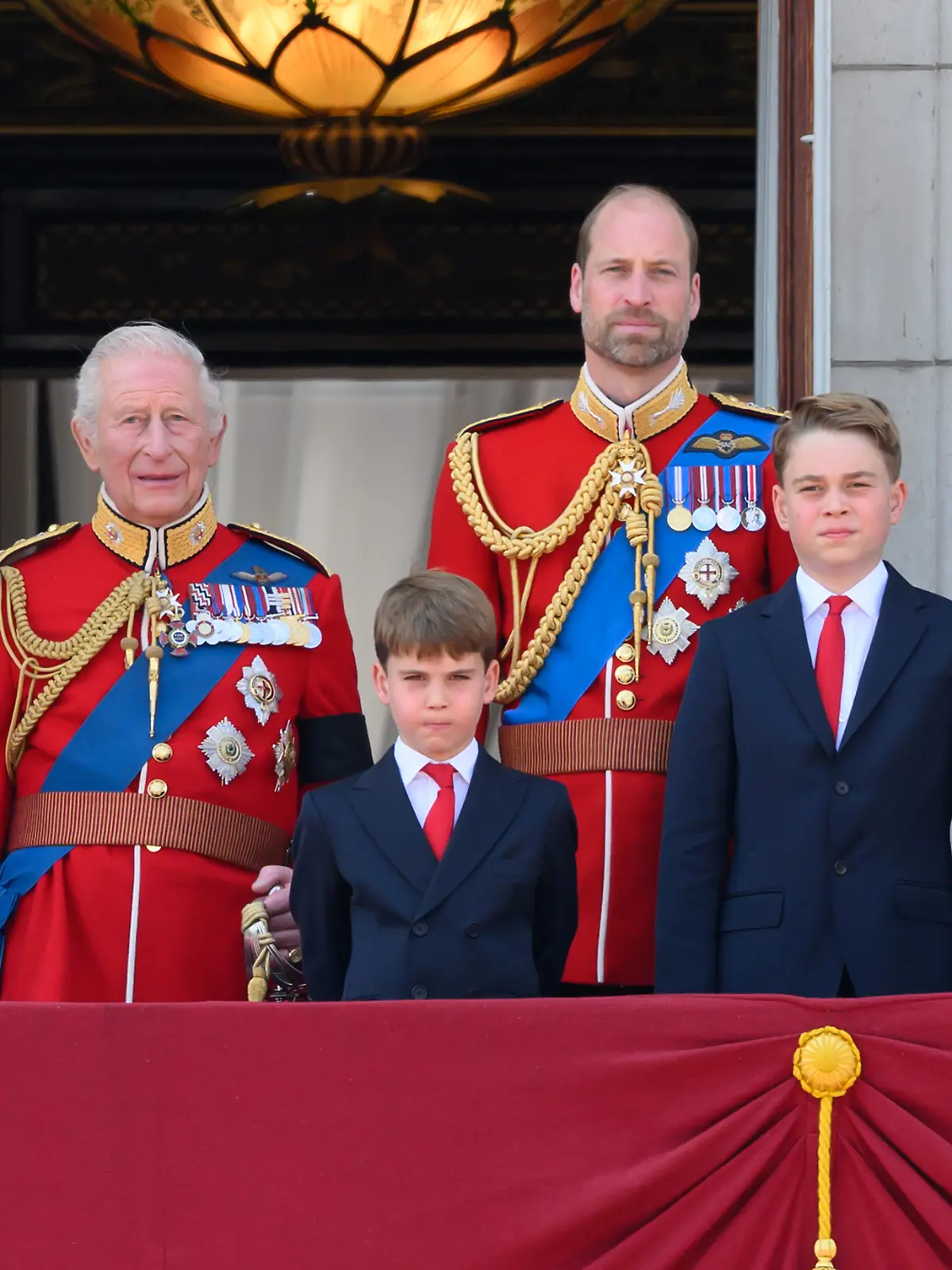 Königin Camilla, König Charles, Prinz Louis, Prinz William, Prinz George, Prinzessin Kate und Prinzessin Charlotte