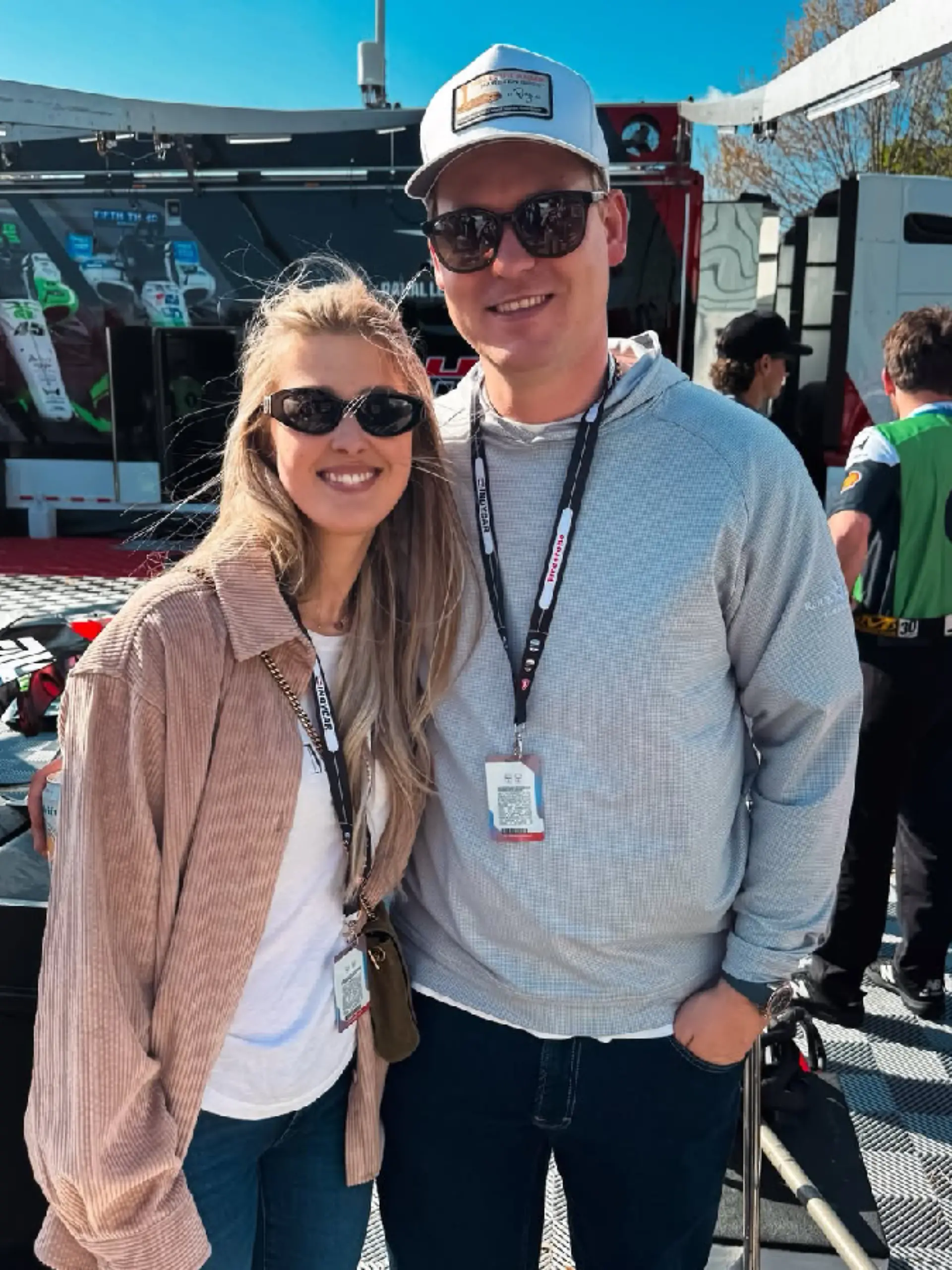 Bild zu: "Hier strahlt Gina Schumacher mit ihrem Mann um die Wette"