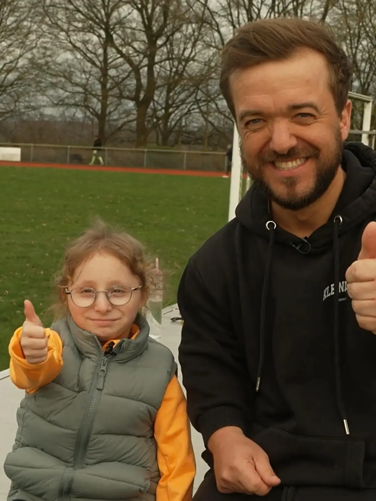 Bild zu: "Klein, aber ganz groß! Mali (10) zeigt Mathias Mester ihre Welt"