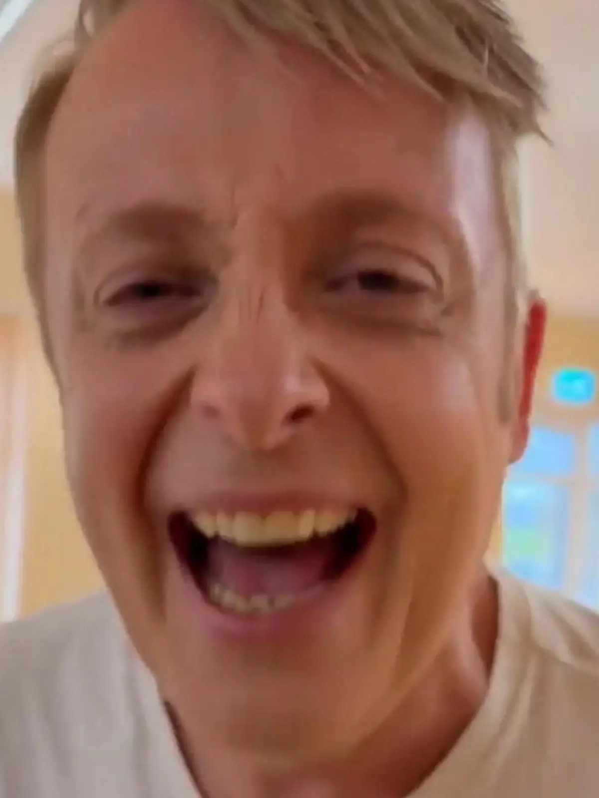 Bild zu: "Komplette Typveränderung! Ross Antony ohne Bart"